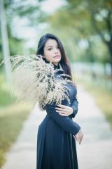 古装爱情剧封面，水墨风格背景，古装男女主角相依而立，意境唯美