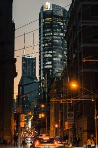 悬疑推理电视剧封面，暗蓝色调夜间城市背景，侦探人物轮廓清晰，紧张感十足